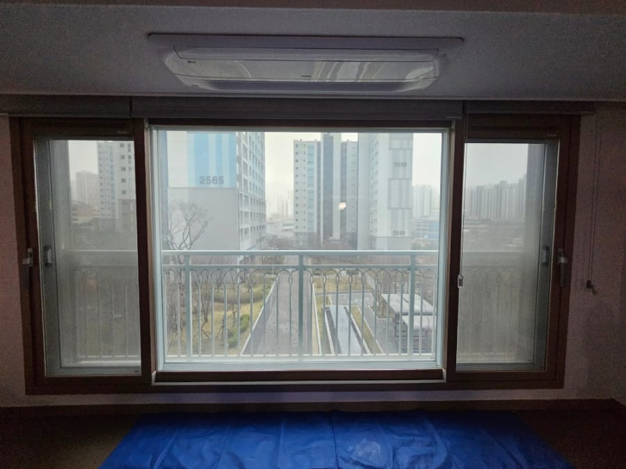 거실 통창 — 청소 전